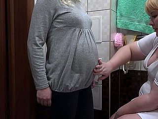 एक नर्स बालों बिल्ली और मालिश उसकी योनि में एक गर्भवती MILF दूधिया एनीमा के लिए बनाता है। प्रक्रिया अप्रत्याशित रूप से संभोग में खत्म हो। कामोत्तेजक समलैंगिकों।