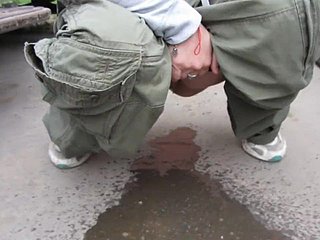 I Piss na parkingu w samochodzie Greens