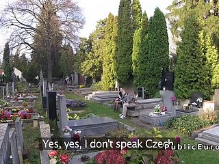 Veuve suce grosse mouthful à cemetary