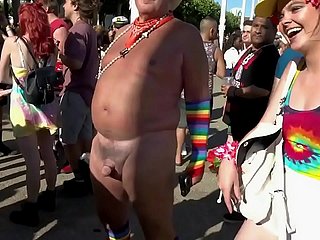 Saisissant son sexe en public