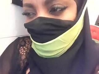 信じられないほどのおっぱいマスターベーションとイスラム教徒の女性