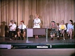 striptease d'epoca sul pubblico