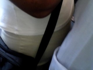 Dua pria tua mencoba menyentuh ibu tua di dalam bus yang penuh sesak