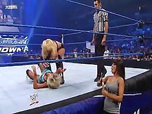 एक दूसरे के खिलाफ गोल स्तन कुश्ती के साथ अविश्वसनीय रूप से गर्म खेल लड़कियां