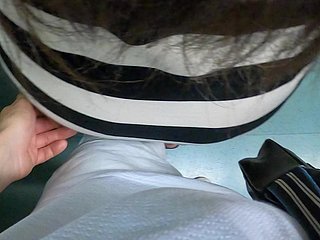 Ma femme décrit comment un étranger l'a approchée dans le train et a essayé de doigter sa chatte sous la mini-jupe