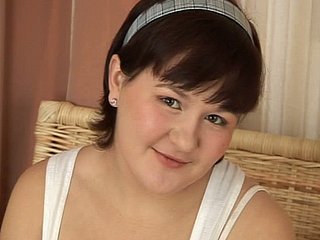 Chubby Brunette Chick Kate adora ter caralho firme em seus buracos e boca
