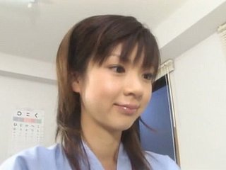 Petite asiatischer Teenager Aki Hoshino besucht den Arzt zur Untersuchung
