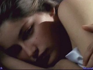 สีน้ำตาลน่ารัก Laetitia Casta cuddling หลังจากมีเพศสัมพันธ์