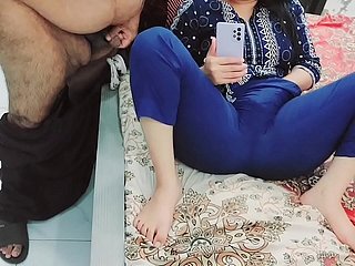 Tweeny tiriku menangkapku menonton film porno di ponsel dan menghukumku seperti wanita jalang dengan audio hindi