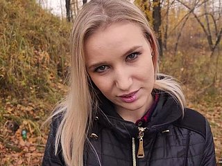Meine jugendliche Stiefschwester liebt es, im Freien Sperma zu ficken und zu schlucken. - POV