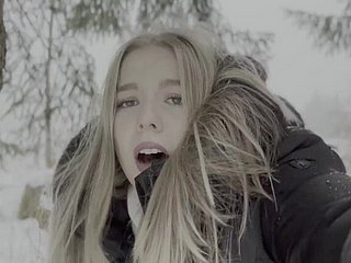 18 -letni nastolatek something over on pieprzony w lesie na śniegu