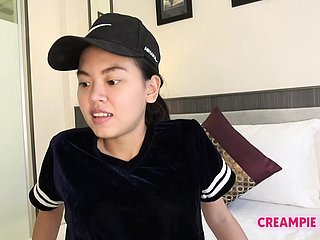 태국 소녀는 비버를 다듬고 크림 피를 얻습니다