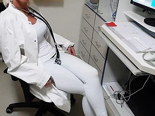 El taint la seduce en su estudio