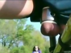 Andar en bicicleta, mientras que las bolas atadas pasar el rato