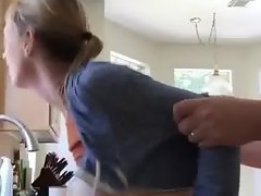 Polar femme de l'ami dans la Cuisine