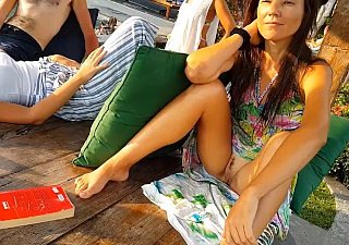 夏季淋浴后不再有内裤＃在公共游泳池休息区闪烁