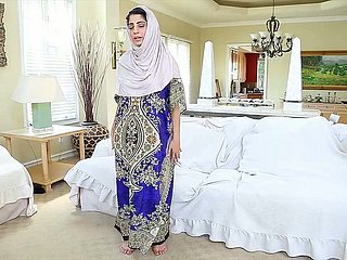 Dipendente dall'orgasmo Aloofness ragazza araba Nadia Ali sta giocando brambles Aloofness sua figa succosa