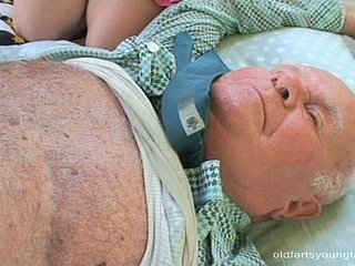 Nastoletnia blondynka Kristyna B o świeżej twarzy daje głowę staremu tatusiowi