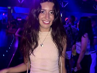 Gece kulübü tuvaletindeki tüm deliklerde tatlı bir şey becerdim
