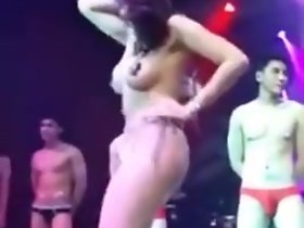 中国模特炫耀自己的身体