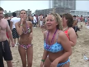 sluts telanjang berjalan di sekitar pantai parti