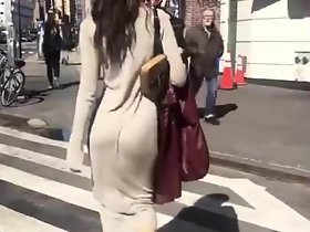 Emily Ratajkowski berjalan tanpa celana atau dengan g-string