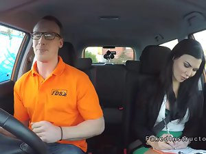 男は車の中で巨乳の審査官を前髪