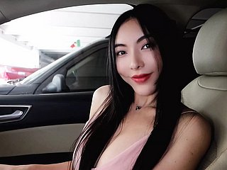 Makelloses chinesisches Spoil mit DD-Titten, Striptease im Auto