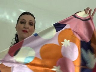 خوبصورت ساٹن ہیڈ اسکارف کا مظاہرہ، JOI لیڈی وکٹوریہ ویلنٹ