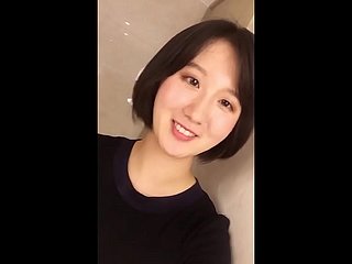 Çinli Dorrit Yaqi yapay penisin penisine sertçe vuruyor