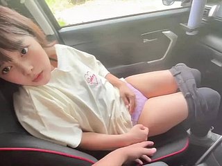 ایک جوڑا جو پارٹ ٹائم جاب کے بعد اپنی کھٹی بو برداشت نہیں کر سکتا اور کار میں جنسی تعلقات قائم کرتا ہے۔