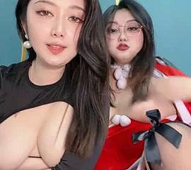 Dos chicas chinas regordetas y tetonas en un show de cámara