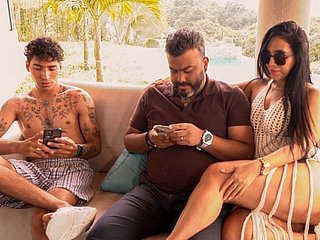 Madrasta sem vergonha fode o enteado enquanto o marido sai para atender uma ligação