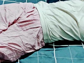 继姐睡着后，继姐夫操了我，把我的阴户操得通红——高清视频