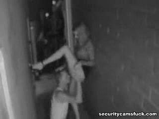 Seks w zaułku nagrany przez kamerę bezpieczeństwa