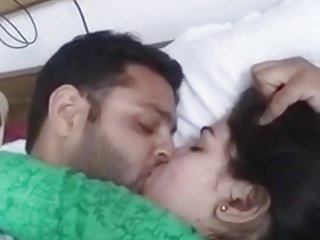 Pareja de recién casados ​​capturar sus momentos sexuales