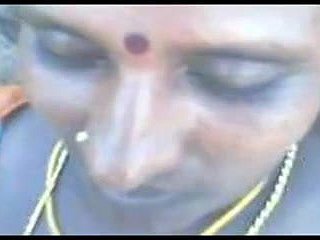phụ nữ làng tamil going to bed ngoài trời
