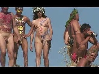 สาวที่มีร่างกายทาสีในชายหาดชีเปลือยรัสเซีย
