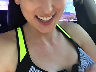 Gym Шлюха пальцы Ее жир киска в автостоянке