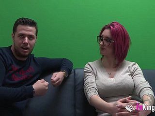 Beauté Busty veut bien posé avec Julien