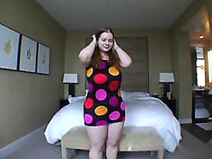 Tief Throated BBW Redhead Haymaker Rhodes saugt Hahn und wird gefickt