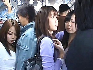 Jepang AV Model memberikan handjob untuk pria terangsang dalam crammer umum