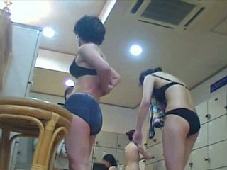 이 여성들은 탈의실에서 몰래 카메라가 있다는 것을 추측 할 수 없었다